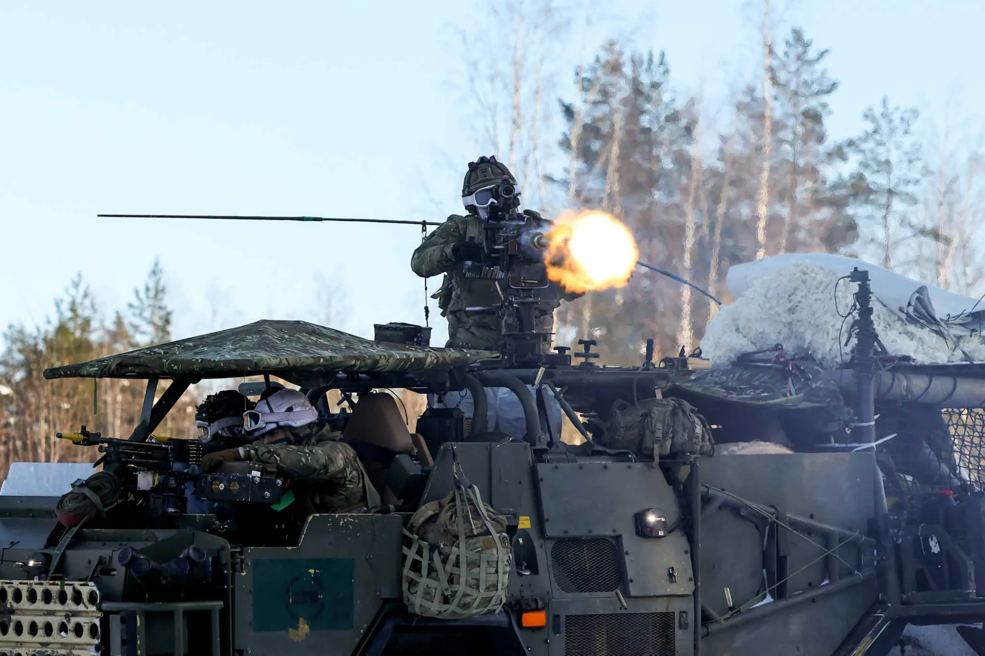 Artillero del Royal Anglian Regiment disparando una ametralladora pesada montada en un vehículo Jackal 2 en el marco del Ejercicio Winter Camp en Estonia. Créditos: Ejército Británico.