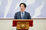El presidente de Taiwán Lai Ching-te hablando en el podio durante la sesión del 19 de marzo de 2026, con el lema "Taiwán Resiliente para una Democracia Sostenible" visible en la sala de conferencias. Créditos: Lai Ching-te.