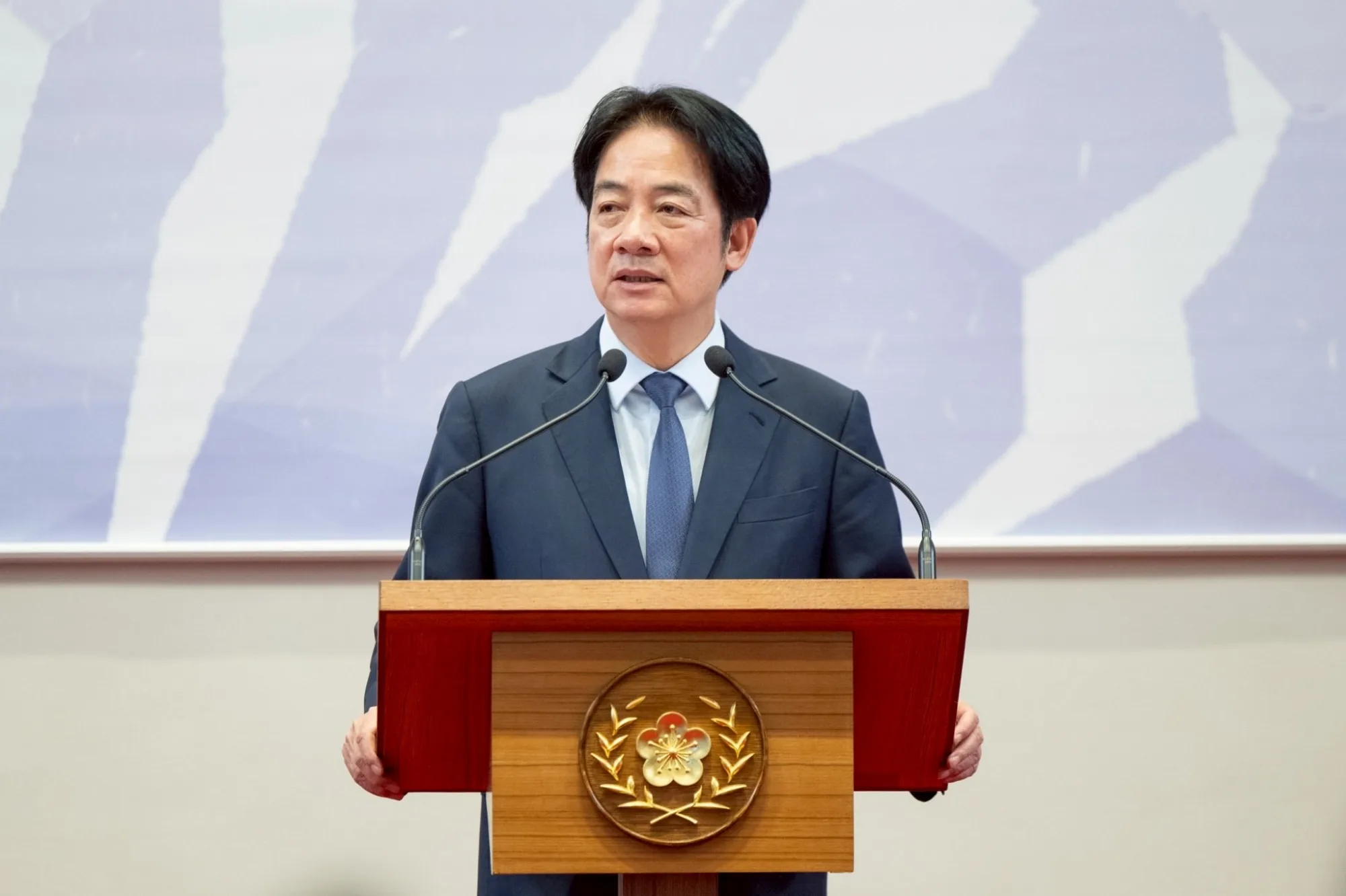 El presidente de Taiwán Lai Ching-te hablando en el podio durante la sesión del 19 de marzo de 2026, con el lema "Taiwán Resiliente para una Democracia Sostenible" visible en la sala de conferencias. Créditos: Lai Ching-te.