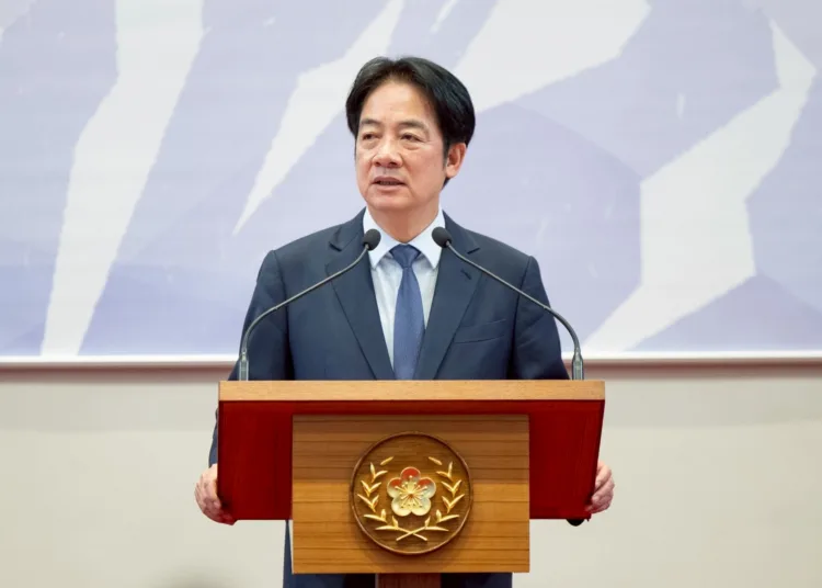 El presidente de Taiwán Lai Ching-te hablando en el podio durante la sesión del 19 de marzo de 2026, con el lema "Taiwán Resiliente para una Democracia Sostenible" visible en la sala de conferencias. Créditos: Lai Ching-te.
