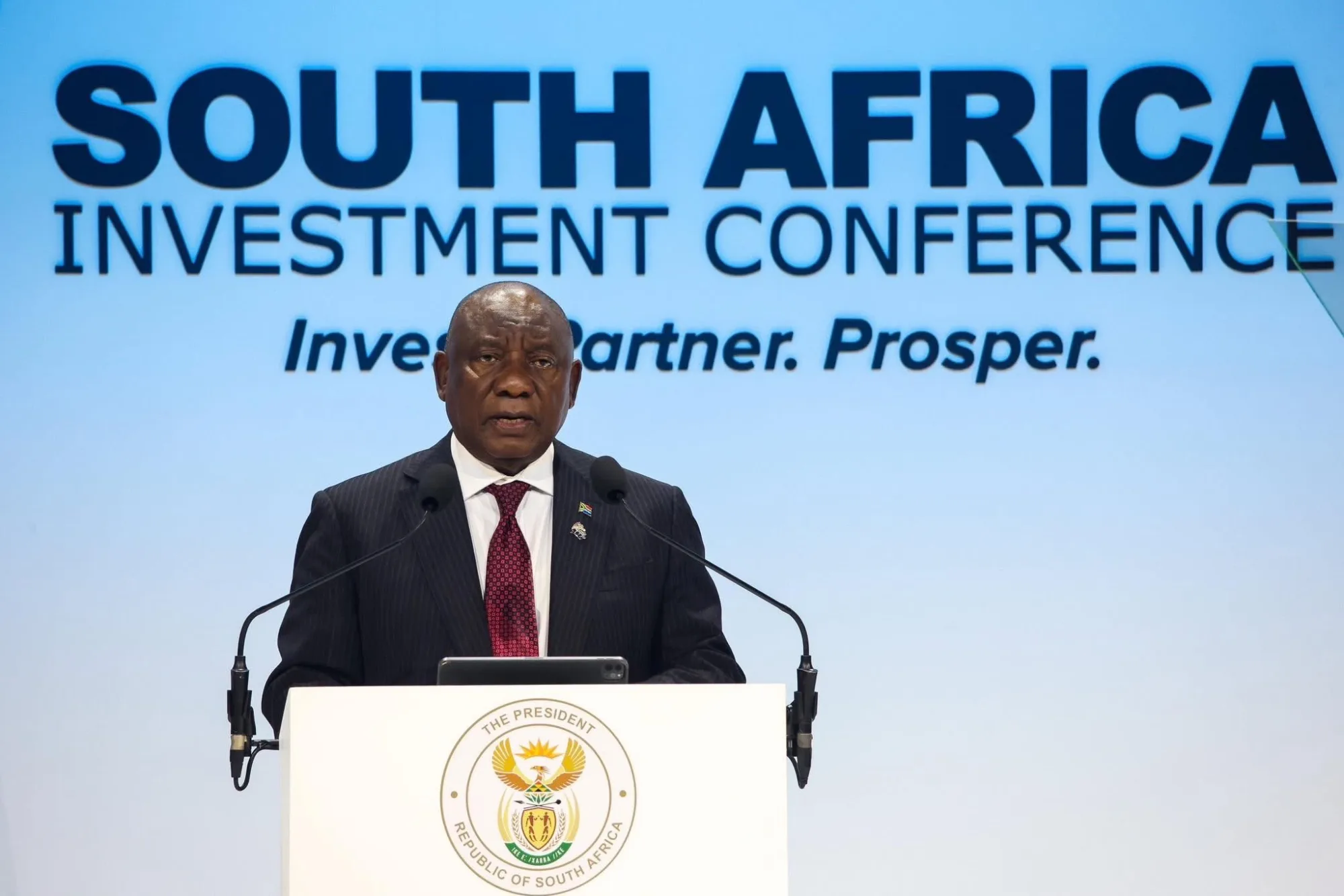 El presidente Cyril Ramaphosa en la sesión inaugural de la Conferencia de Inversiones SAIC 2026 con el lema "INVEST. PARTNER. PROSPER." realizado el 31 de marzo de 2026 en el Sandton Convention Centre de Johannesburgo. Créditos: Presidencia de Sudáfrica.