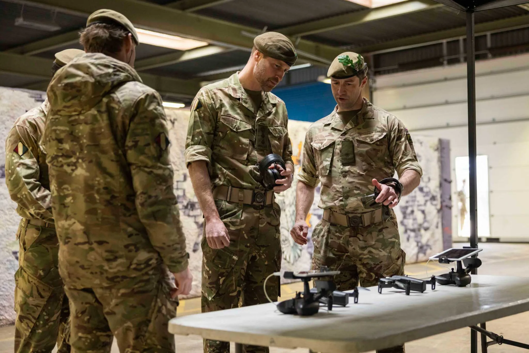 El Príncipe de Gales visita al 1º Batallón del Regimiento Mercian en Bulford, Wiltshire, el 9 de abril de 2026. La imagen lo muestra interactuando con soldados alrededor de equipo de drones. Créditos: Ejército Británico.