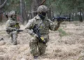 El Ejército Británico anuncia el 10 de abril, ensayos en Sennelager (Alemania) donde tropas del Queen's Royal Hussars probaron el lanzamiento de drones de vigilancia y ataque desde tanques en movimiento y bajo blindaje, combinando simuladores con entrenamiento real. Créditos: Ejército Británico.