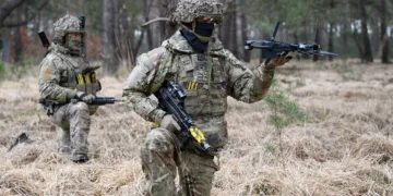 El Ejército Británico anuncia el 10 de abril, ensayos en Sennelager (Alemania) donde tropas del Queen's Royal Hussars probaron el lanzamiento de drones de vigilancia y ataque desde tanques en movimiento y bajo blindaje, combinando simuladores con entrenamiento real. Créditos: Ejército Británico.