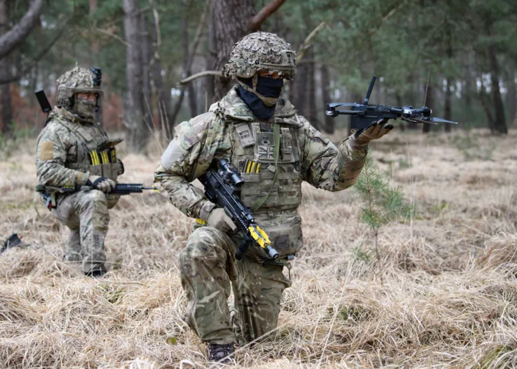 El Ejército Británico anuncia el 10 de abril, ensayos en Sennelager (Alemania) donde tropas del Queen's Royal Hussars probaron el lanzamiento de drones de vigilancia y ataque desde tanques en movimiento y bajo blindaje, combinando simuladores con entrenamiento real. Créditos: Ejército Británico.