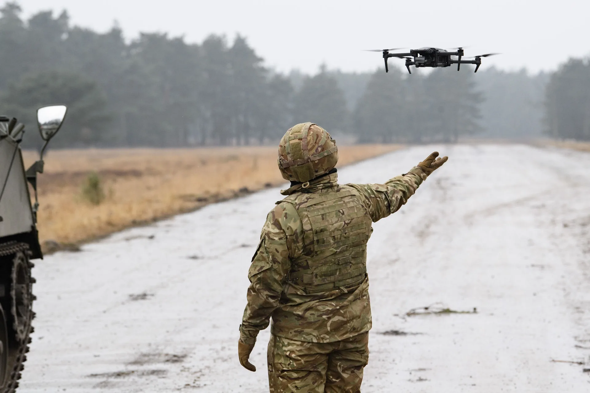 Ensayos del Ejército Británico donde tropas del Queen's Royal Hussars integraron feeds en vivo de drones para compartir información en tiempo real, como parte de la nueva estructura "Find and Strike Squadron". Créditos: Ejército Británico.