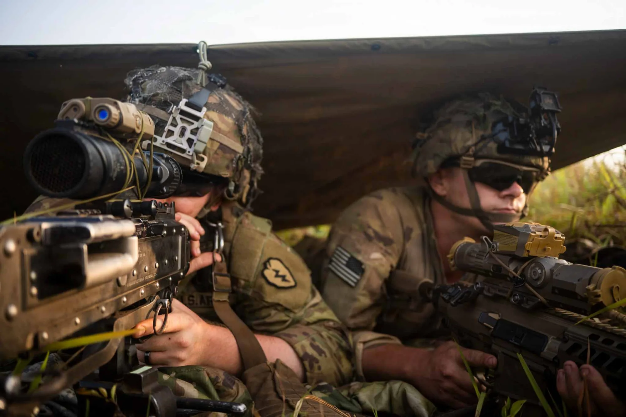 Soldados del Ejército de EE.UU. (25ª División de Infantería), el Ejército Filipino y el Ejército Australiano realizando entrenamiento de asalto aéreo marítimo de largo alcance en el Aeropuerto de Itbayat durante el Ejercicio Balikatan 2026. Créditos: INDOPACOM.