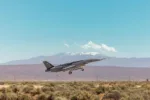 La Fuerza Aérea de EE.UU. publica sobre el programa Collaborative Combat Aircraft (CCA), aviones no tripulados que desarrollan tácticas de combate en experimentación temprana para futuros conflictos. Las imágenes muestran el prototipo YFQ-44A en la Base Edwards. Créditos: Fuerza Aérea de EE.UU.