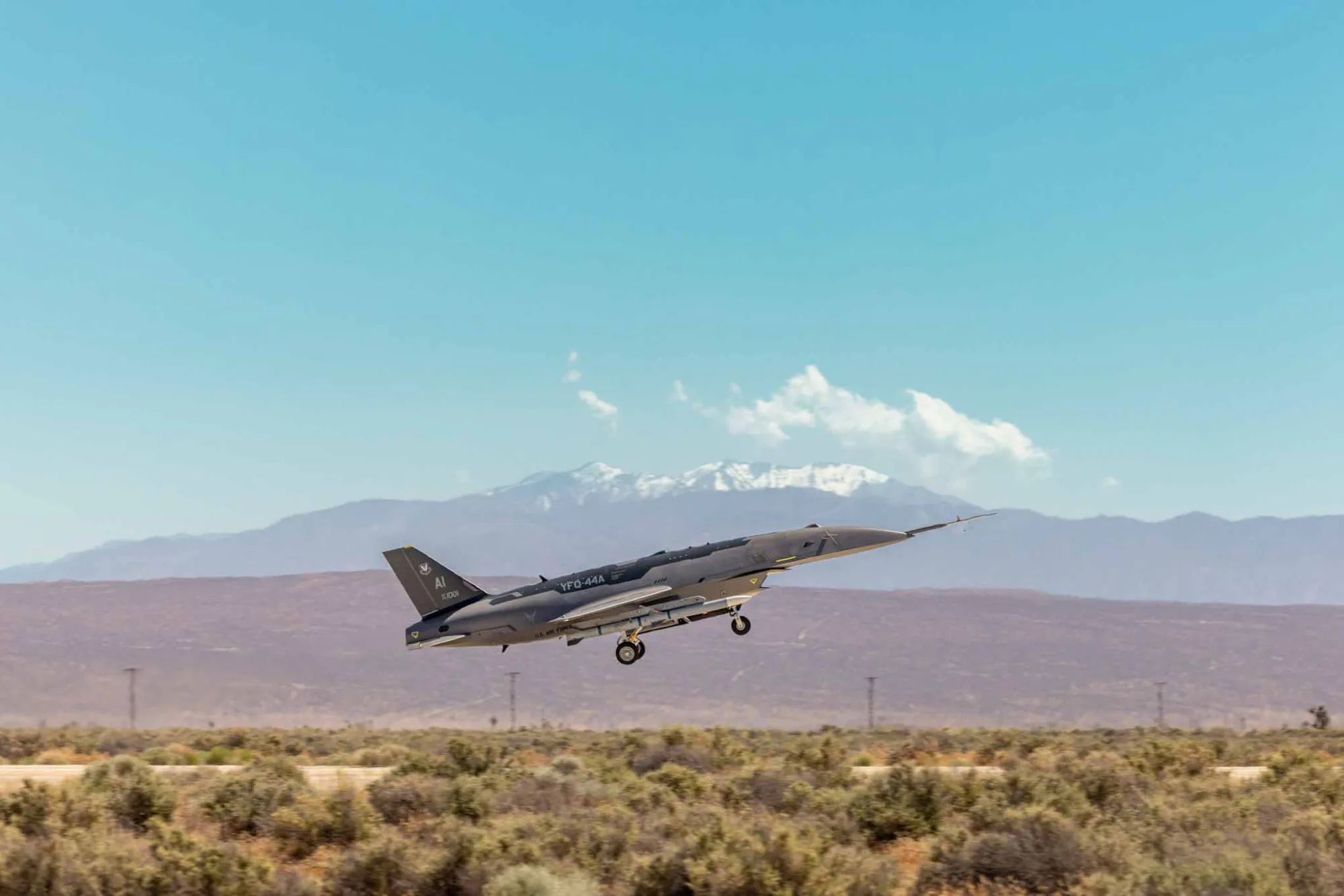 La Fuerza Aérea de EE.UU. publica sobre el programa Collaborative Combat Aircraft (CCA), aviones no tripulados que desarrollan tácticas de combate en experimentación temprana para futuros conflictos. Las imágenes muestran el prototipo YFQ-44A en la Base Edwards. Créditos: Fuerza Aérea de EE.UU.