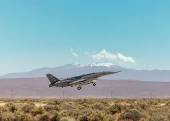 La Fuerza Aérea de EE.UU. publica sobre el programa Collaborative Combat Aircraft (CCA), aviones no tripulados que desarrollan tácticas de combate en experimentación temprana para futuros conflictos. Las imágenes muestran el prototipo YFQ-44A en la Base Edwards. Créditos: Fuerza Aérea de EE.UU.