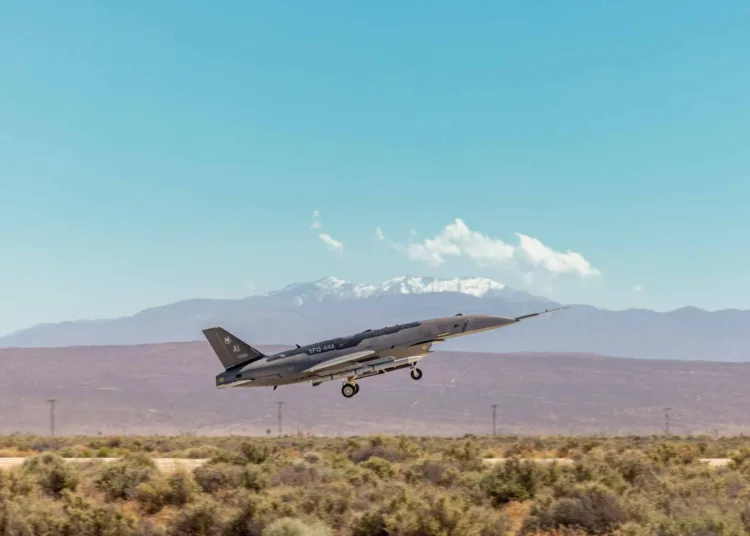 La Fuerza Aérea de EE.UU. publica sobre el programa Collaborative Combat Aircraft (CCA), aviones no tripulados que desarrollan tácticas de combate en experimentación temprana para futuros conflictos. Las imágenes muestran el prototipo YFQ-44A en la Base Edwards. Créditos: Fuerza Aérea de EE.UU.