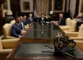La Oficina del Presidente informó el 23 de abril de 2026 que Javier Milei recibió en Casa Rosada a Peter Thiel, cofundador de PayPal y Palantir, junto al canciller Pablo Quirno y asesores del empresario.
