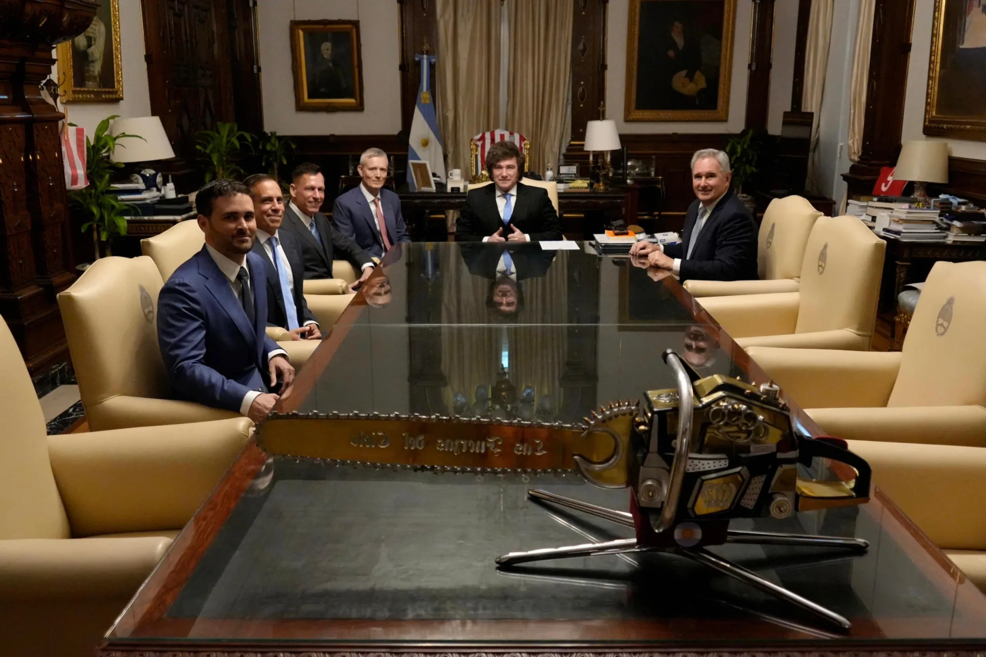 La Oficina del Presidente informó el 23 de abril de 2026 que Javier Milei recibió en Casa Rosada a Peter Thiel, cofundador de PayPal y Palantir, junto al canciller Pablo Quirno y asesores del empresario.