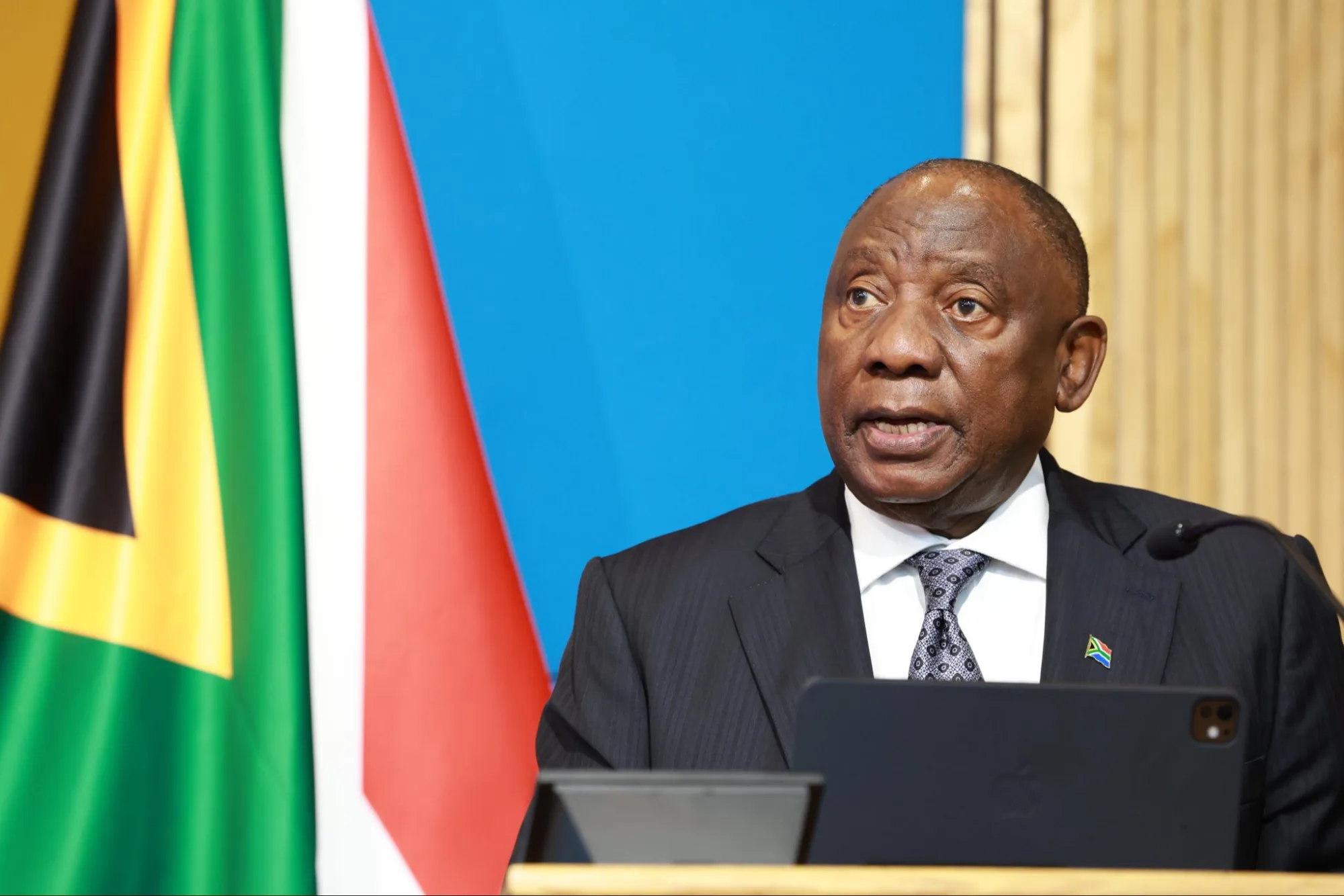 Cyril Ramaphosa en el Diálogo Público sobre Desigualdad Global en la Wits Business School de Johannesburgo, el 24 de abril de 2026. Créditos: Presidencia de Sudáfrica.