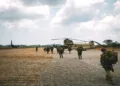 Entrenamiento de carga en frío (cold-load) con helicópteros Black Hawk realizado por soldados de la 25ª División de Infantería del Ejército de EE.UU. y el Ejército Australiano en el aeropuerto de Cagayan North, Filipinas, durante el Ejercicio Balikatan 2026 para mejorar la seguridad en operaciones de asalto aéreo. Créditos: INDOPACOM.