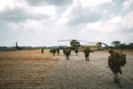 Entrenamiento de carga en frío (cold-load) con helicópteros Black Hawk realizado por soldados de la 25ª División de Infantería del Ejército de EE.UU. y el Ejército Australiano en el aeropuerto de Cagayan North, Filipinas, durante el Ejercicio Balikatan 2026 para mejorar la seguridad en operaciones de asalto aéreo. Créditos: INDOPACOM.