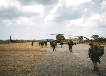Entrenamiento de carga en frío (cold-load) con helicópteros Black Hawk realizado por soldados de la 25ª División de Infantería del Ejército de EE.UU. y el Ejército Australiano en el aeropuerto de Cagayan North, Filipinas, durante el Ejercicio Balikatan 2026 para mejorar la seguridad en operaciones de asalto aéreo. Créditos: INDOPACOM.