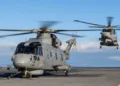 Helicópteros Merlin Mk2 (HM2) en la cubierta del portaaviones HMS Prince of Wales desplegado en el marco de la Operación Firecrest, con rumbo al Atlántico Norte para misiones de seguridad marítima. Créditos: HMS Prince of Wales.
