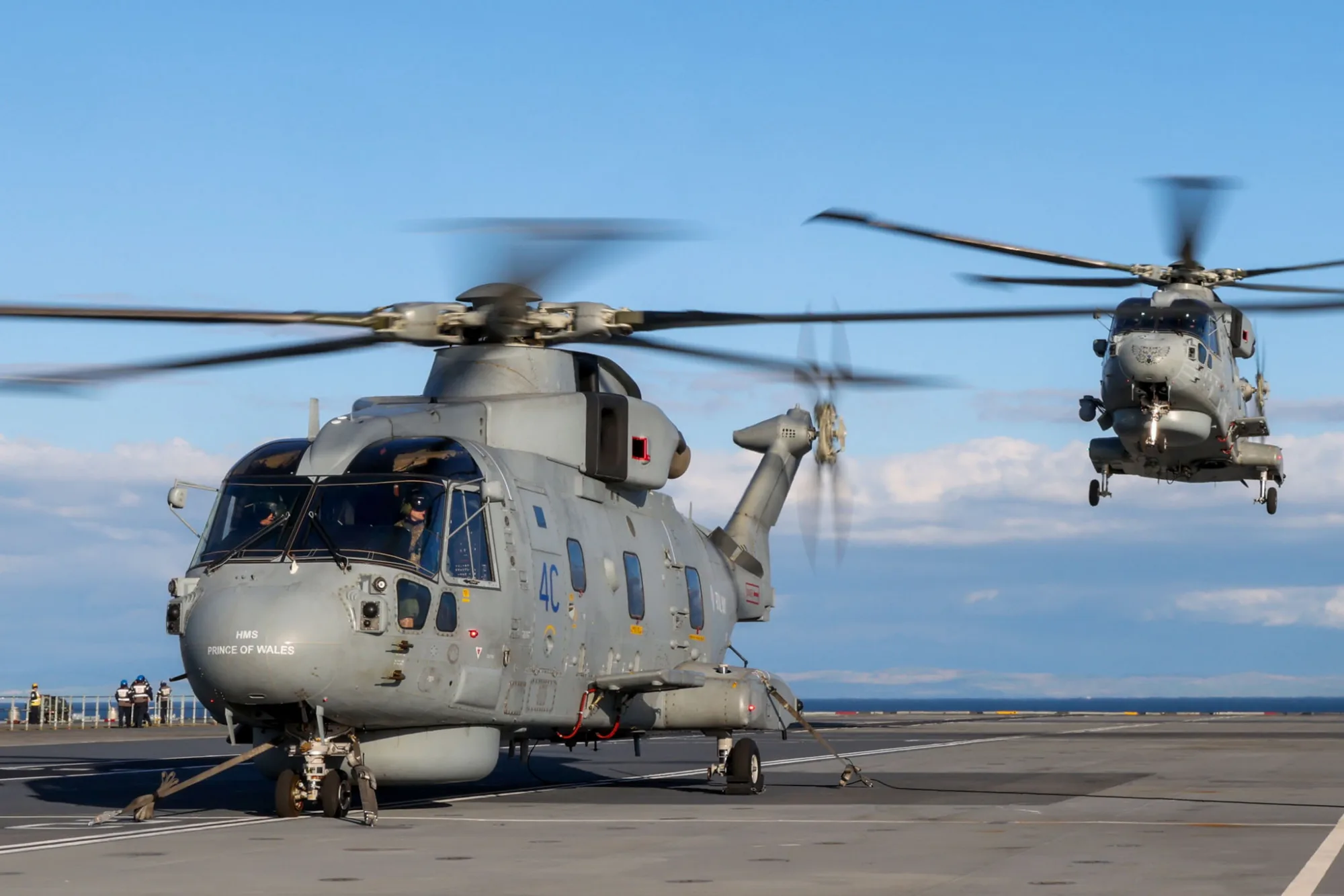 Helicópteros Merlin Mk2 (HM2) en la cubierta del portaaviones HMS Prince of Wales desplegado en el marco de la Operación Firecrest, con rumbo al Atlántico Norte para misiones de seguridad marítima. Créditos: HMS Prince of Wales.