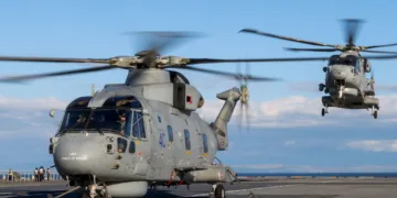 Helicópteros Merlin Mk2 (HM2) en la cubierta del portaaviones HMS Prince of Wales desplegado en el marco de la Operación Firecrest, con rumbo al Atlántico Norte para misiones de seguridad marítima. Créditos: HMS Prince of Wales.
