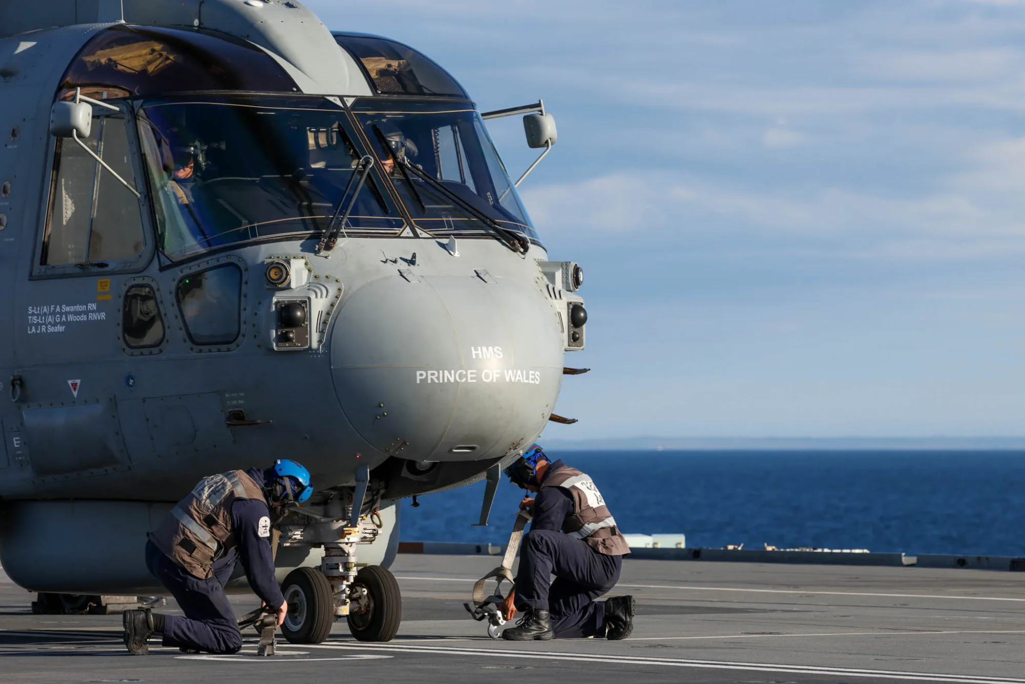 Merlin Mk2 son los helicópteros principales de la Real Armada briitánica para guerra antisubmarina (ASW) y también se usan en versiones con el sistema Crowsnest para vigilancia y control aéreo (ASaC, los "Baggers" con el radar en la bolsa bajo el fuselaje). Créditos: HMS Prince of Wales.