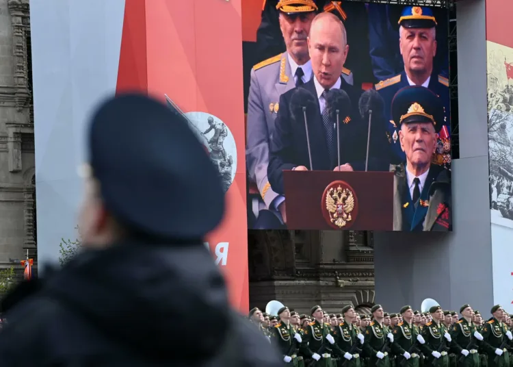 Rusia celebrará su desfile del Día de la Victoria del 9 de mayo en Moscú sin tanques ni equipo militar pesado, citando la situación actual. Créditos: Clash Report.