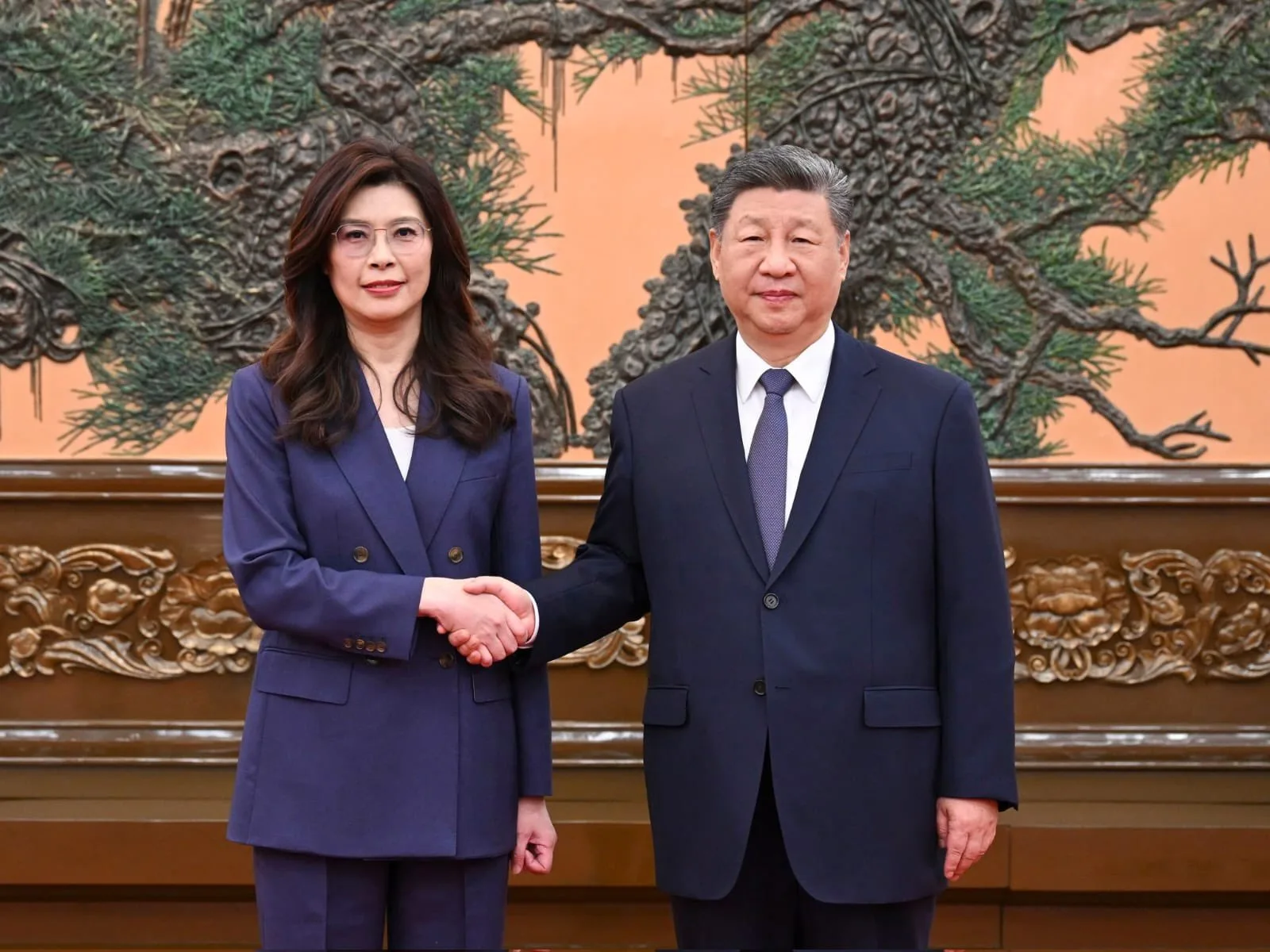 Reunión entre Xi Jinping y Cheng Li-wun, líder del Kuomintang (KMT), donde Pekín reiteró que la reunificación con Taiwán es una "tendencia histórica inevitable" y rechaza cualquier intento de independencia. Créditos: Conflict.