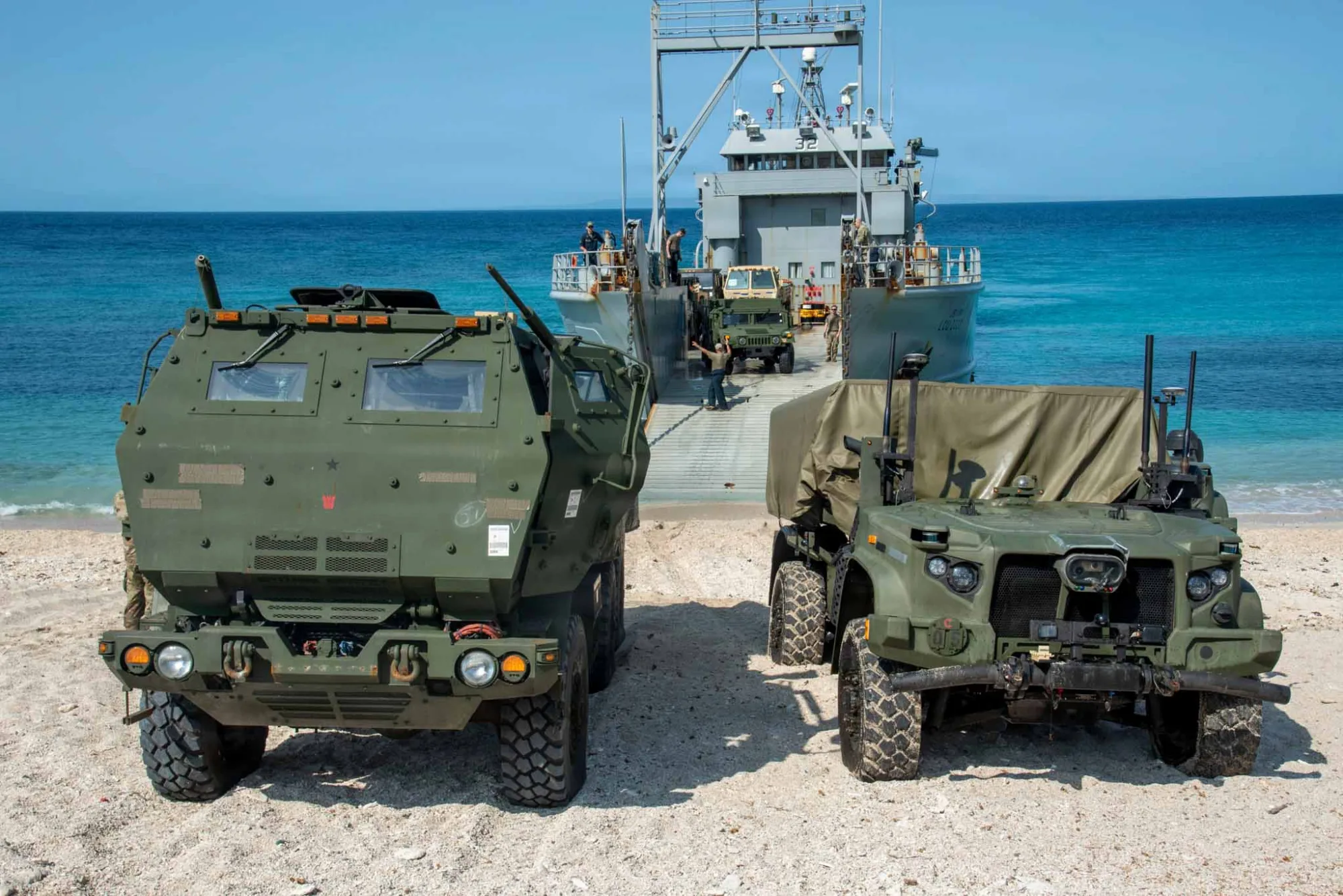 Marines de la 3ª División y soldados del Ejército de EE.UU. (1st Multi-Domain Task Force) ejecutando un movimiento barco-a-costa con vehículos anfibios en Cagayan, Filipinas, durante el Ejercicio Balikatan 2026, enfatizando despliegue rápido e integración conjunta. Créditos: INDOPACOM.