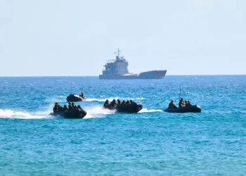 Operación anfibia a gran escala entre el Cuerpo de Marines de Filipinas y la Brigada de Despliegue Rápido Anfibio de Japón en Barangay Bagu, Cagayan, el 28 de abril de 2026, como parte del Ejercicio Balikatan 41-2026. Créditos: Armada de Filipinas.