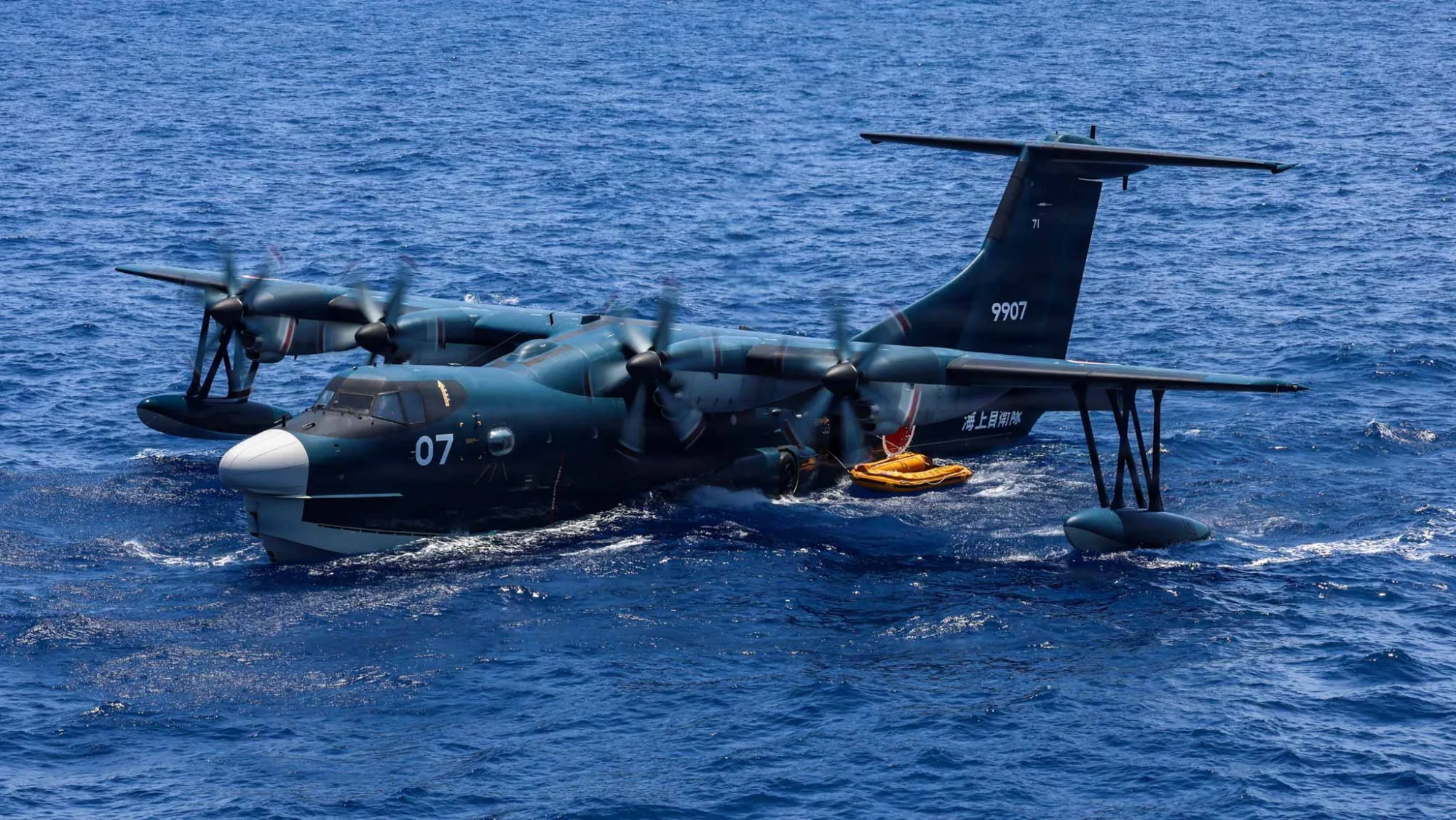 Ejercicio de evacuación médica conjunta entre marineros de la Armada de EE.UU. y la Fuerza de Autodefensa Marítima de Japón desde el USS Ashland durante Balikatan 2026 en el Mar del Sur de China. Créditos: U.S. Indo-Pacific Command.