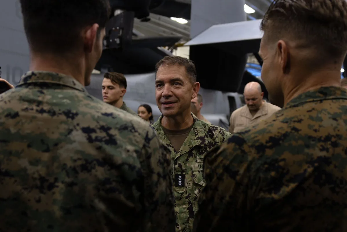 Almirante Brad Cooper a bordo del USS Tripoli (LHA 7) en el Mar Arábigo, el 2 de mayo de 2026. Créditos: U.S. Central Command.