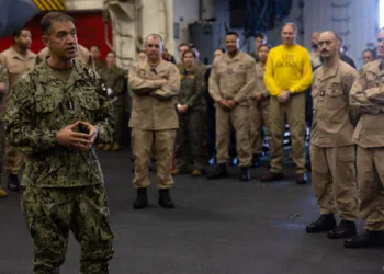 CENTCOM muestra la visita del almirante Brad Cooper a la USS Tripoli (LHA 7) en el Mar Arábigo, el 2 de mayo de 2026, donde interactuó con marineros y marines, reconoció a los mejores y recorrió el Centro de Información de Combate. Créditos: U.S. Central Command.