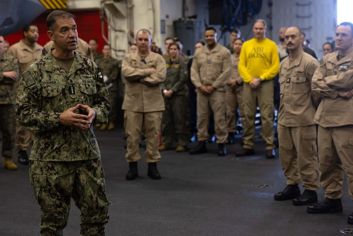CENTCOM muestra la visita del almirante Brad Cooper a la USS Tripoli (LHA 7) en el Mar Arábigo, el 2 de mayo de 2026, donde interactuó con marineros y marines, reconoció a los mejores y recorrió el Centro de Información de Combate. Créditos: U.S. Central Command.