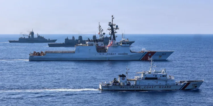 7ª Flota de EE.UU. anuncia la culminación del Evento Marítimo Multilateral Balikatan 2026, donde DESRON 7 y Task Force Ashland completaron entrenamientos de alto nivel junto a Filipinas, Australia, Japón y Canadá para fortalecer la interoperabilidad naval. Créditos: 7ª Flota de EE.UU.