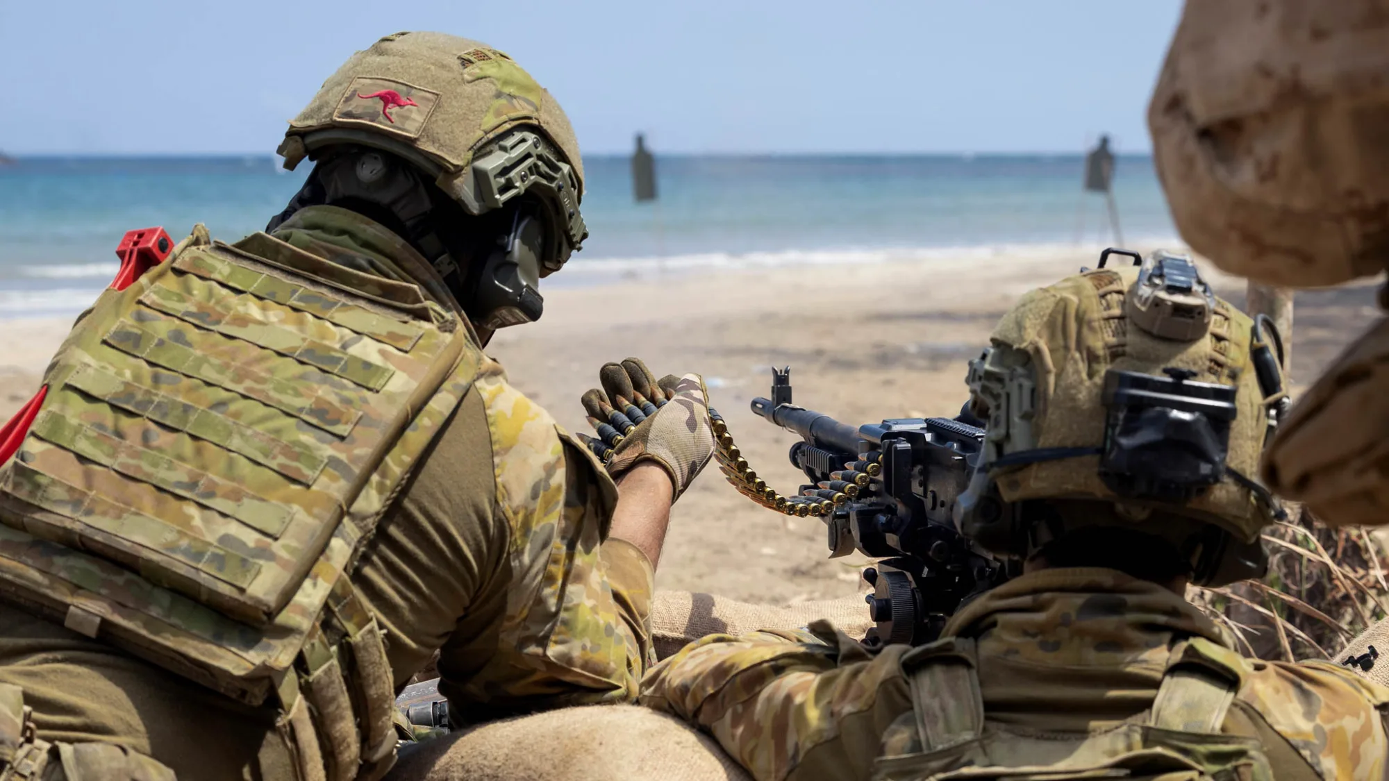 Soldados de Australia, EE.UU., Filipinas y Nueva Zelanda realizando fuego real con armas pequeñas, ametralladoras y rifles sin retroceso de 84 mm en una actividad de contra-aterrizaje durante el Ejercicio Balikatan 2026 en Filipinas. Créditos: Defence Australia.