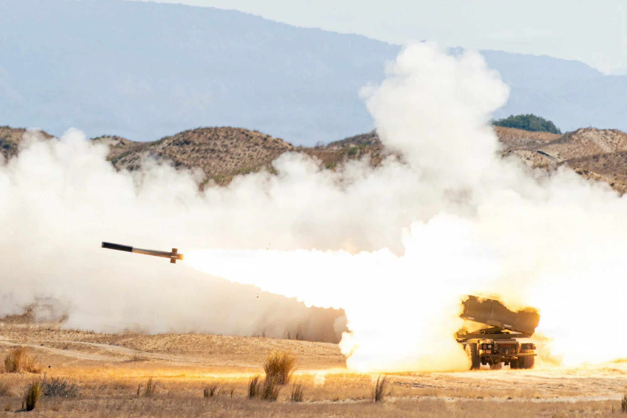 Disparo de un sistema HIMARS por soldados de la 25ª División de Infantería de EE.UU. en un ejercicio de fuego real de contra-desembarco durante Balikatan 2026 en las dunas de La Paz, Laoag City, Filipinas. Créditos: U.S. Indo-Pacific Command.