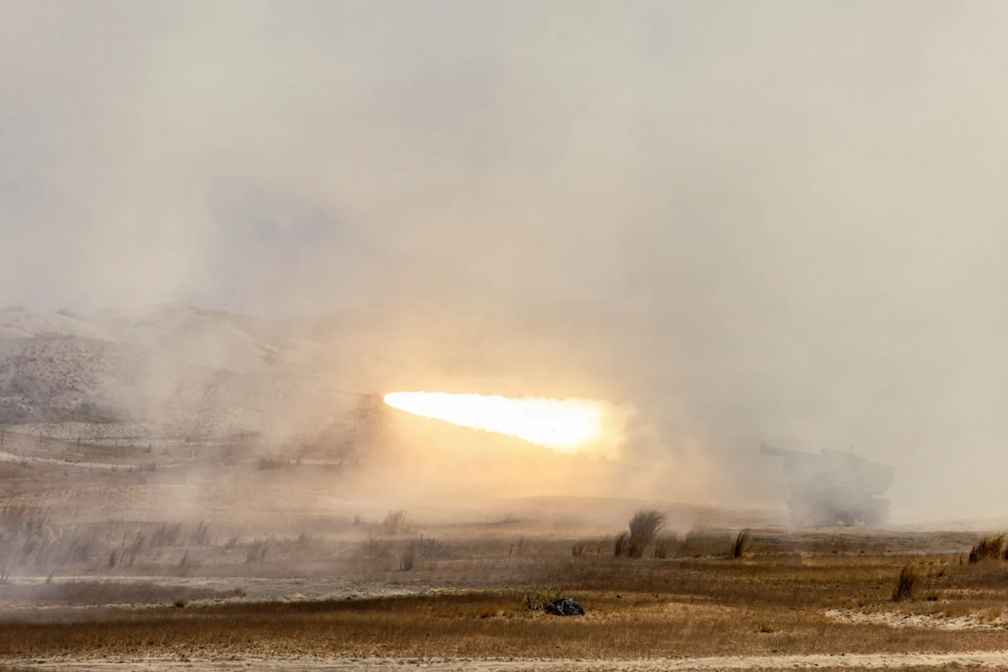 Disparo de un sistema HIMARS por soldados de la 25ª División de Infantería de EE.UU. en un ejercicio de fuego real de contra-desembarco durante Balikatan 2026 en las dunas de La Paz, Laoag City, Filipinas. Créditos: U.S. Indo-Pacific Command.
