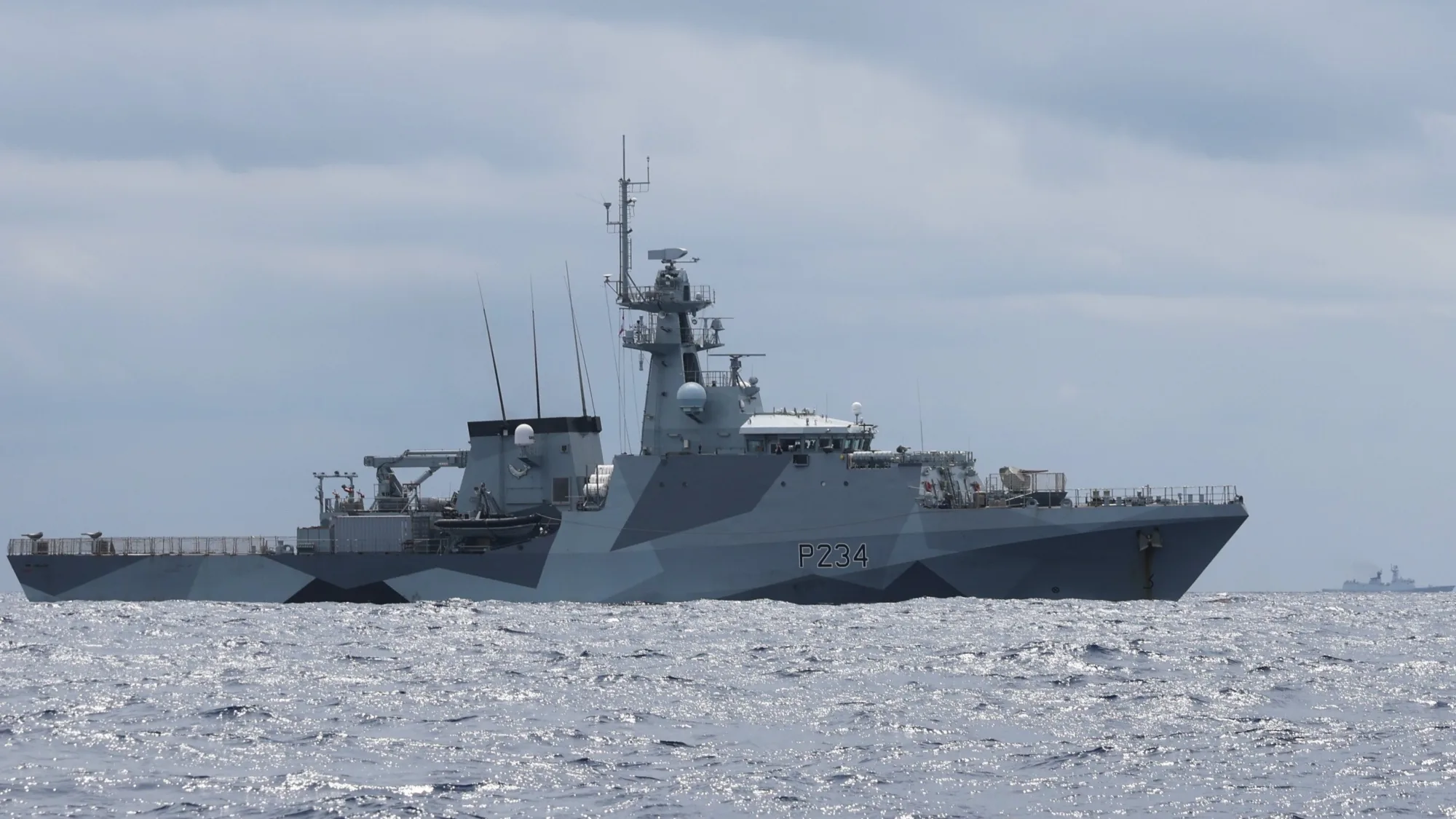El HMS Spey, buque patrullero de la Royal Navy, realizó una operación de libertad de navegación alrededor de las Islas Spratly en el Mar del Sur de China conforme a la UNCLOS, según el anuncio oficial de DefenceOps. Créditos: DefenceOps.
