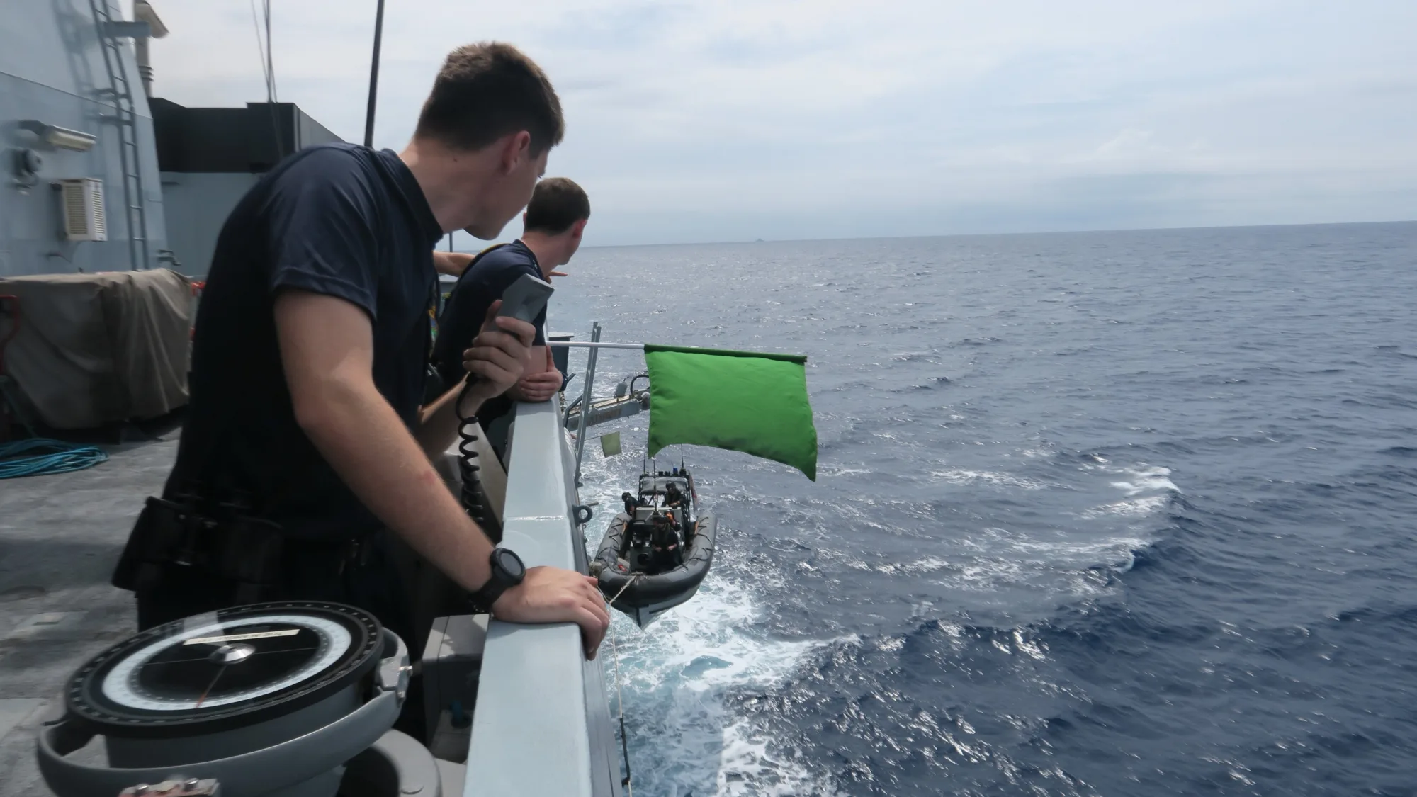 Personal a bordo del HMS Spey observando el mar y al buque P234 navegando en aguas abiertas, destacando la actividad rutinaria de patrulla en la región. Créditos: DefenceOpsb.