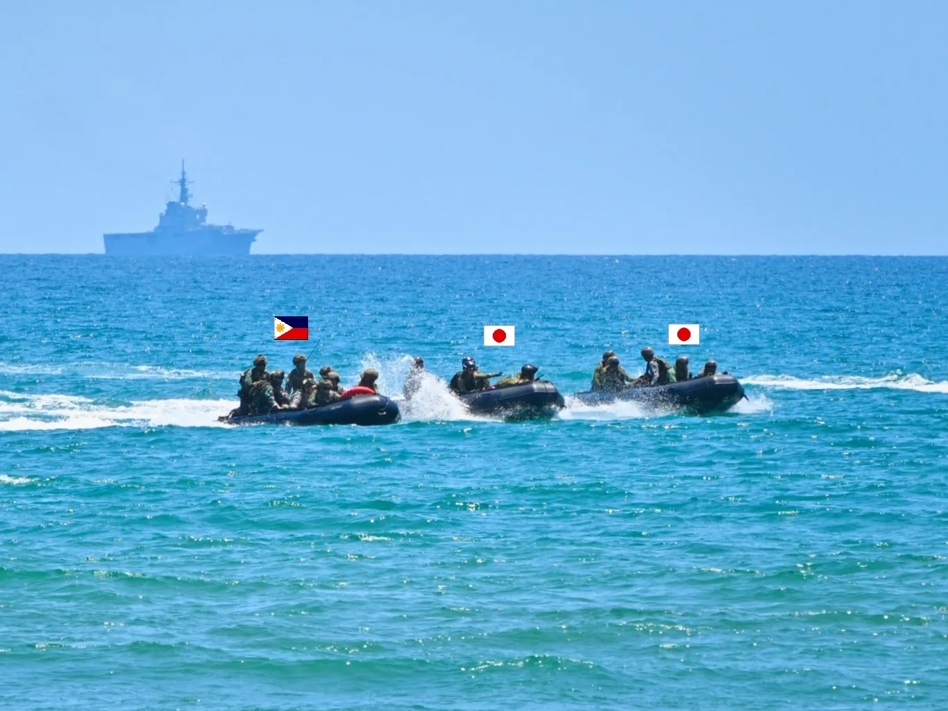Botes inflables con tropas filipinas y japonesas navegando en el mar, durante un ejercicio bilateral de desembarco en el marco de Exercise Balikatan 41-2026. Créditos: Philippine Navy.