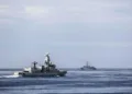 NATO Maritime Command muestra unidades de la SNMG1 vigilando al buque ruso de inteligencia Yuri Ivanov cerca del ejercicio Dynamic Mongoose 2026 en el Alto Norte, con imágenes de buques aliados, el navío ruso y un helicóptero Merlin. Créditos: NATO Maritime Command.