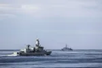 NATO Maritime Command muestra unidades de la SNMG1 vigilando al buque ruso de inteligencia Yuri Ivanov cerca del ejercicio Dynamic Mongoose 2026 en el Alto Norte, con imágenes de buques aliados, el navío ruso y un helicóptero Merlin. Créditos: NATO Maritime Command.