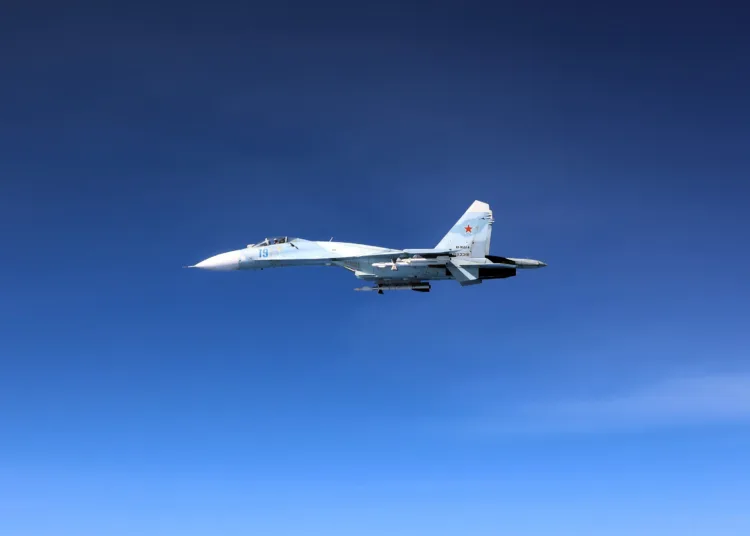 Cazas rusos Su-27 interceptaron un avión RC-135W Rivet Joint de la RAF en el espacio aéreo internacional sobre el Mar Negro. Créditos: Royal Air Force.