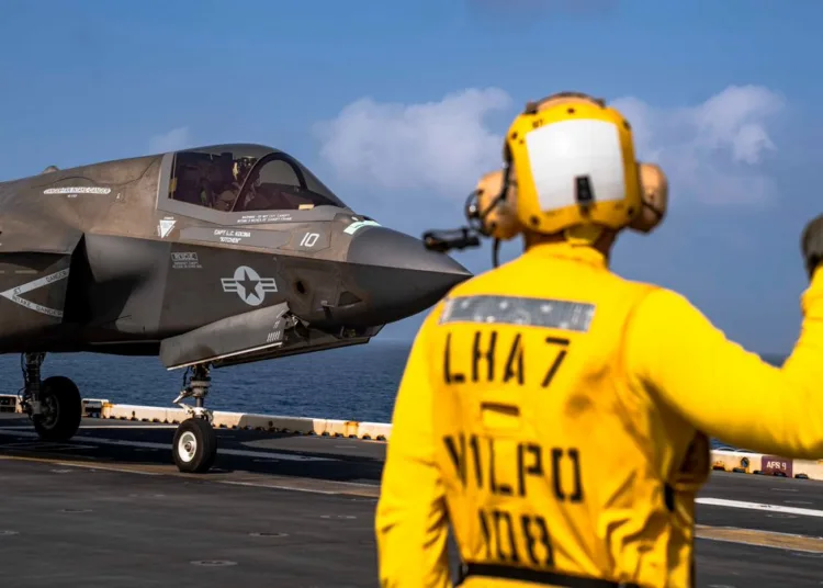Operaciones de vuelo con cazas F-35B Lightning II a bordo del USS Tripoli (LHA 7) mientras transita por el Mar Arábigo. Créditos: CENTCOM.