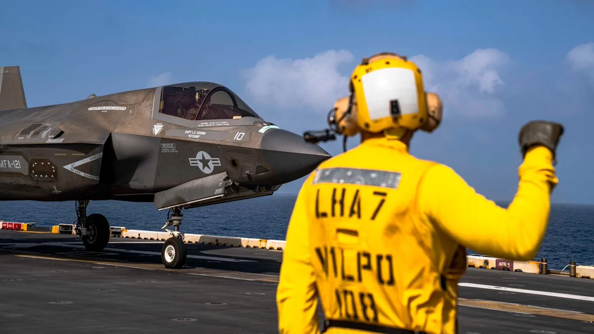 Operaciones de vuelo con cazas F-35B Lightning II a bordo del USS Tripoli (LHA 7) mientras transita por el Mar Arábigo. Créditos: CENTCOM.
