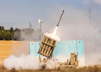 Israel desplegó un sistema Iron Dome con tropas de las FDI en los Emiratos Árabes Unidos al inicio del conflicto con Irán, tras una llamada entre Netanyahu y el presidente emiratí, interceptando decenas de misiles iraníes, el 26 de abril de 2026. Créditos: OSINT.