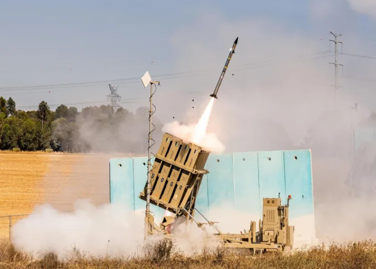 Israel desplegó un sistema Iron Dome con tropas de las FDI en los Emiratos Árabes Unidos al inicio del conflicto con Irán, tras una llamada entre Netanyahu y el presidente emiratí, interceptando decenas de misiles iraníes, el 26 de abril de 2026. Créditos: OSINT.