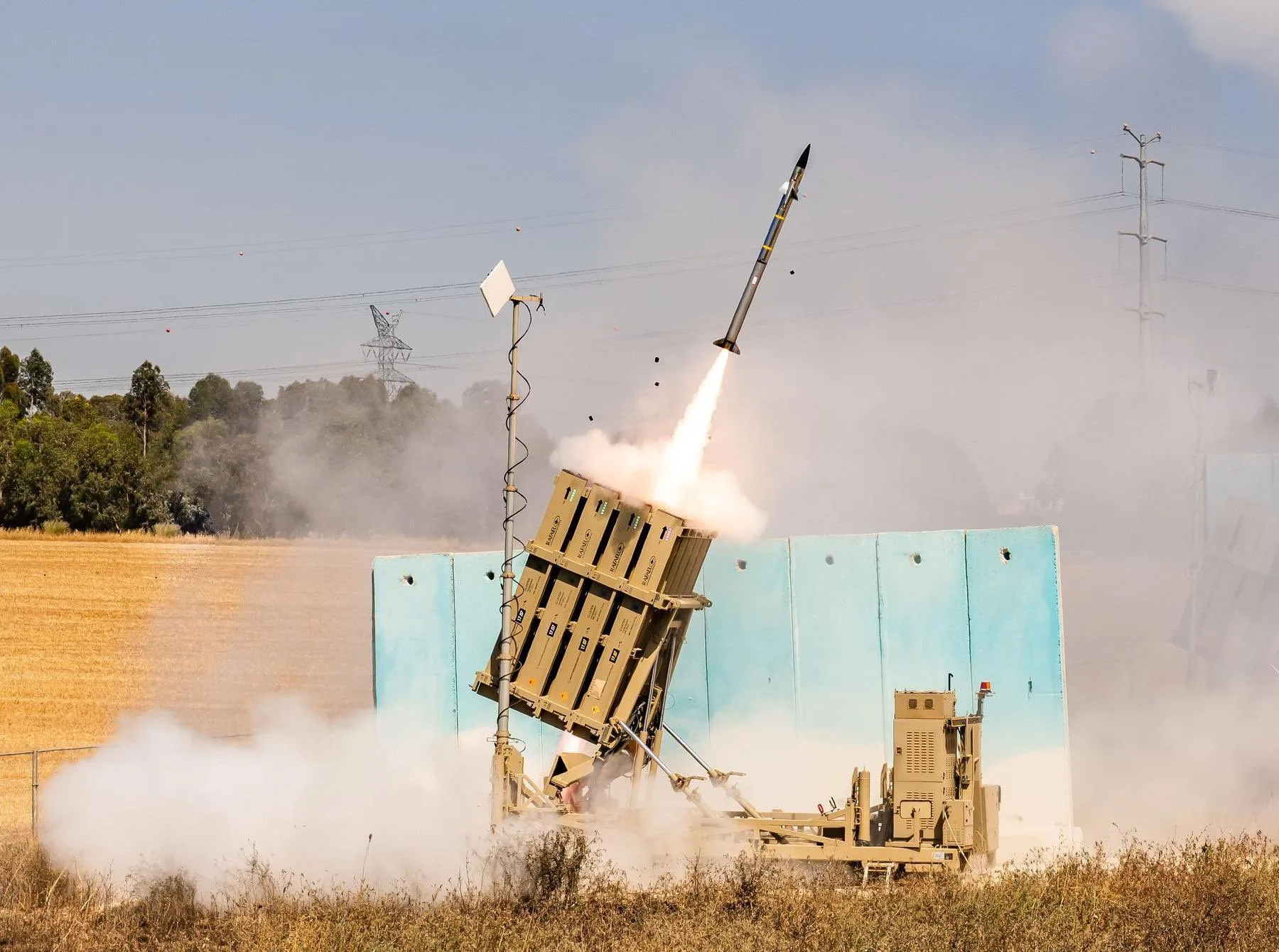 Israel desplegó un sistema Iron Dome con tropas de las FDI en los Emiratos Árabes Unidos al inicio del conflicto con Irán, tras una llamada entre Netanyahu y el presidente emiratí, interceptando decenas de misiles iraníes, el 26 de abril de 2026. Créditos: OSINT.