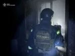 Equipos de emergencia ucranianos extinguiendo incendios en estructuras dañadas y vehículos destruidos tras un ataque ruso masivo con más de 200 drones, el martes 12 de mayo de 2026. Créditos: Volodymyr Zelenskyy.