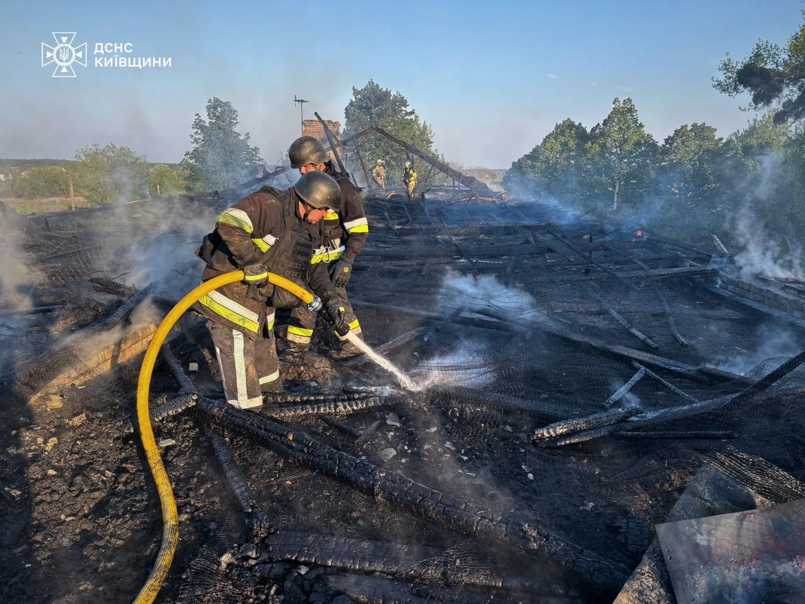 Equipos de emergencia ucranianos extinguiendo incendios en estructuras dañadas y vehículos destruidos tras un ataque ruso masivo con más de 200 drones, el martes 12 de mayo de 2026. Créditos: Volodymyr Zelenskyy.